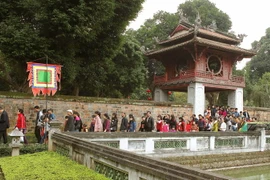 Du khách tham quan Văn Miếu-Quốc Tử Giám. (Ảnh: Quốc Khánh/TTXVN)