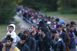 Người di cư vượt qua cửa khẩu biên giới tại Zakany, Hungary. (Nguồn: Reuters/TTXVN)