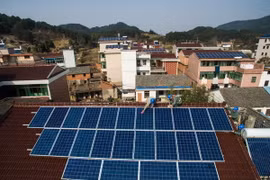 Nhiều căn nhà ở làng Xintangxi, thành phố Yiwu, tỉnh Chiết Giang, miền đông Trung Quốc sử dụng các tấm năng lượng mặt trời trong sinh hoạt và đời sống hàng ngày. (Nguồn: THX/TTXVN)