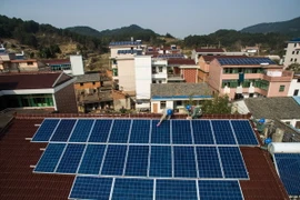 Nhiều căn nhà ở làng Xintangxi, thành phố Yiwu, tỉnh Chiết Giang, miền đông Trung Quốc sử dụng các tấm năng lượng mặt trời trong sinh hoạt và đời sống hàng ngày. (Nguồn: THX/TTXVN)