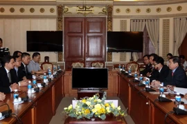 Chủ tịch UBND Thành phố Hồ Chí Minh Nguyễn Thành Phong tiếp ông Kelvin Teo, Tổng Giám đốc điều hành công ty SEMBCORP Development, Singapore. (Ảnh: Thanh Vũ/TTXVN)