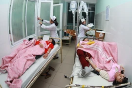 Cấp cứu công nhân bị ngộ độc thực phẩm. Ảnh minh họa. (Nguồn: Lâm Khánh/TTXVN)