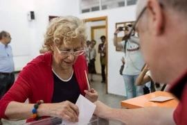 Thị trưởng Madrid Manuela Carmena bỏ phiếu tại một điểm bầu cử ở Madrid, Tây Ban Nha ngày 26/6. (Nguồn: EPA/TTXVN)