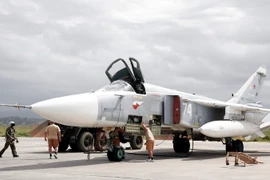 Máy bay ném bom Su-24 của Nga tại căn cứ không quân Hmeimym, tỉnh Latakia, Syria ngày 4/5. (Nguồn: EPA/TTXVN)