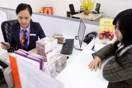 Giao dịch tại TPBank chi nhánh Hà Thành, Hà Nội. (Ảnh: Trần Việt/TTXVN)