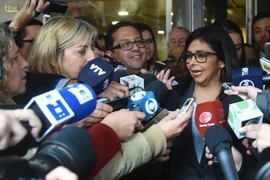 Ngoại trưởng Venezuela Delcy Rodriguez (giữa) trong cuộc họp báo tại Montevideo, Uruguay ngày 11/7. (Nguồn: AFP/TTXVN)