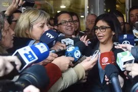 Ngoại trưởng Venezuela Delcy Rodriguez (giữa) trong cuộc họp báo tại Montevideo, Uruguay ngày 11/7. (Nguồn: AFP/TTXVN)