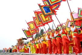 Lễ rước kiệu từ Đền thờ Kinh Dương Vương về Lăng Kinh Dương Vương. (Ảnh: Nguyễn Thủy/TTXVN)