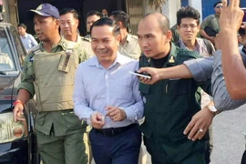 Ông Um Sam An (thứ 2, trái) bị cảnh sát áp giải tại thủ đô Phnom Penh, Campuchia ngày 11/4. (Nguồn: THX/TTXVN)