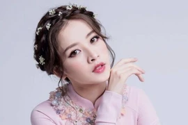 Học cách trang điểm rạng rỡ sắc hồng của các sao Việt