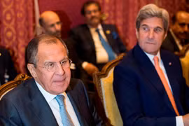  Ngoại trưởng Nga Sergei Lavrov (trái) và người đồng nhiệm Mỹ John Kerry tại cuộc họp ở Lausanne ngày 15/10. (Nguồn: AFP/TTXVN)