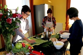 Gói bánh chưng đón Tết. (Ảnh: Quang Vinh/Vietnam+)