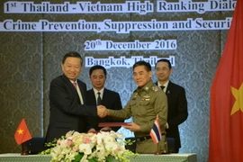 Bộ trưởng Công an Tô Lâm và Tư lệnh Cảnh sát Hoàng gia Thái Lan trao đổi văn kiện hợp tác. (Ảnh: Sơn Nam/TTXVN)