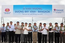 Tặng hoa những vị khách đầu tiên khai trương chuyến bay thẳng Vinh-Bangkok. (Ảnh: Thanh Tùng/TTXVN)
