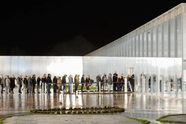 Du khách xếp hàng vào tham quan Viện bảo tàng Louvre-Lens. (Nguồn: AFP/TTXVN)