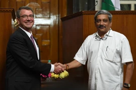 Bộ trưởng Quốc phòng Ấn Manohar Parrikar (phải) và Bộ trưởng Quốc phòng Mỹ Ashton Carter (trái) sau cuộc họp báo chung ở New Delhi. (Nguồn: AFP/TTXVN)