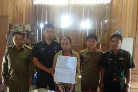 Công an Thanh Hóa bắt giữ đối tượng Xay Hơ, 40 tuổi, ở bản Hủa Khăng, huyện Sầm Nưa, tỉnh Hủa Phăn (Lào) vận chuyển heroin qua biên giới Việt-Lào. (Ảnh: Hoa Mai/TTXVN)