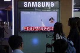 Người dân Hàn Quốc theo dõi bản tin tại một nhà ga ở thủ đô Seoul về vụ phóng tên lửa của Triều Tiên ngày 22/6. (Nguồn: THX/TTXVN)