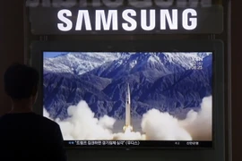 Người dân Hàn Quốc theo dõi bản tin tại một nhà ga ở thủ đô Seoul về vụ phóng tên lửa của Triều Tiên ngày 22/6. (Nguồn: THX/TTXVN)