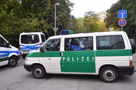 Cảnh sát phong tỏa khu dân cư ở Chemnitz, miền đông Đức sau khi phát hiện nghi can khủng bố Jaber Albakr ngày 9/10. (Nguồn: AFP/TTXVN)