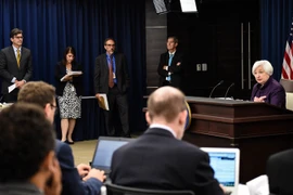Chủ tịch FED Janet Yellen (phải) phát biểu trong cuộc họp báo ở thủ đô Washington, Mỹ ngày 21/9. (Nguồn: THX/TTXVN)