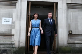 Thủ tướng Anh David Cameron cùng phu nhân Samantha sau khi bỏ phiếu trưng cầu ý dân ở London, ngày 23/6. (Nguồn: THX/TTXVN)