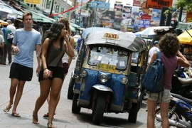 Du khách nước ngoài dạo chơi tại đường Khaosan, tuyến phố du lịch đông đúc của thủ đô Bangkok, Thái Lan. (Nguồn: EPA/TTXVN)