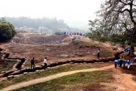 Đường hào và hố bom như cái phễu khổng lồ trên đồi A1. (Ảnh: Quý Trung/TTXVN)