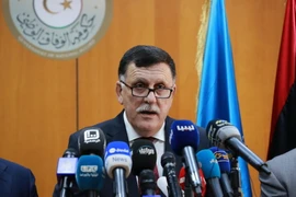 Thủ tướng Chính phủ đoàn kết của Libya Fayez al-Sarraj phát biểu trong một cuộc họp báo ở Tripoli ngày 30/3. (Nguồn: AFP/TTXVN)