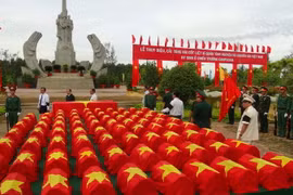 Lễ truy điệu, an táng hài cốt các liệt sỹ tại Đồng Tháp. (Ảnh: Huỳnh Phúc Hậu/TTXVN) 