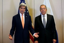 Ngoại trưởng Nga Sergei Lavrov (phải) và Ngoại trưởng Mỹ John Kerry (trái) trong cuộc gặp tại Geneva, Thụy Sĩ ngày 9/9. (Nguồn: AFP/TTXVN)