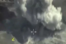 Máy bay của Nga không kích một nhà máy chế tạo bom ở Raqqa, Syria ngày 3/10/2015. (Nguồn: Reuters/TTXVN)