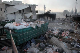 Xe chở hàng cứu trợ bị phá hủy sau một cuộc không kích tại thị trấn Orum al-Kubra, Aleppo, Syria ngày 20/9. (Nguồn: AFP/TTXVN)