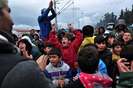 Người di cư bị mắc kẹt tại khu vực biên giới Hy Lạp- Macedonia ngày 9/3. (Nguồn: AFP/TTXVN)