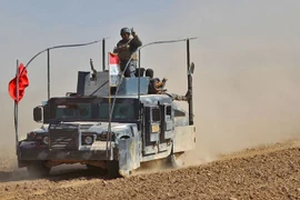  Lực lượng Chính phủ Iraq trong chiến dịch truy quét IS tại Qayyarah, Mosul ngày 20/10. (Nguồn: AFP/TTXVN)