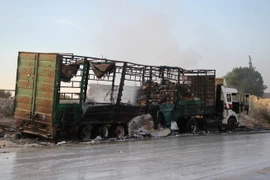 Xe chở hàng cứu trợ bị phá hủy sau cuộc không kích tại thị trấn Orum al-Kubra, Aleppo, Syria ngày 20/9. (Nguồn: AFP/TTXVN)