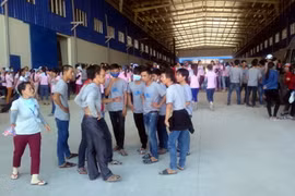 Các công nhân nghỉ việc, tập trung trong xưởng dệt may. (Nguồn: vnexpress.net)