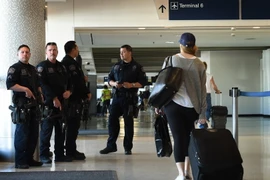 Cảnh sát tuần tra tại sân bay quốc tế Los Angeles, bang California. (Nguồn: AFP/TTXVN)