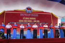 Cắt băng khai trương cảng Tân Cảng Cái Cui. (Ảnh: Ngọc Thiện/TTXVN)
