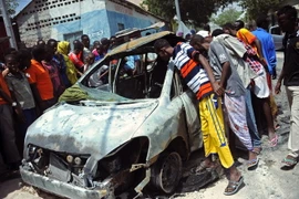 Hiện trường vụ đánh bom xe ở Mogadishu. (Nguồn: AFP/TTXVN)