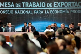 Tổng thống Venezuela Nicolas Maduro (thứ 2, trái) phát biểu tại hội nghị về xuất khẩu việc làm ở Caracas ngày 22/1. (Nguồn: THX/TTXVN)