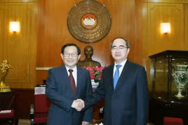 Chủ tịch Ủy ban Trung ương Mặt trận Tổ quốc Việt Nam Nguyễn Thiện Nhân và Phó Chủ tịch Chính hiệp toàn quốc Trung Quốc Vạn Cương. (Ảnh: Nguyễn Dân/TTXVN)