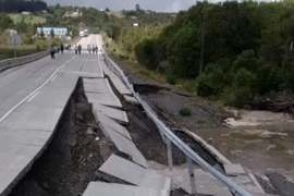  Tuyến đường cao tốc nối thành phố Castro với thị trấn Chonchi ở tỉnh Chiloe, miền nam Chile bị phá hủy do động đất ngày 25/12. (Nguồn: THX/TTXVN)
