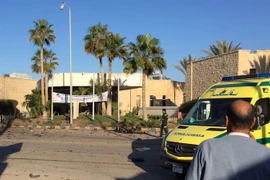 Hiện trường sau một vụ đánh bom liều chết tại thị trấn El-Arishm Bắc Sinai. (Nguồn: AFP/TTXVN)