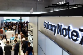 Khách hàng thử nghiệm điện thoại Galaxy Note 7 và các sản phẩm khác của hãng Samsung tại Hội chợ thương mại quốc tế IFA ở Berlin, Đức ngày 2/9. (Nguồn: EPA/TTXVN)