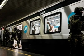 Cảnh sát Brazil diễn tập chống khủng bố tại ga tàu điện ngầm ở thành phố Rio de Janeiro ngày 10/6, nhằm bảo đảm an ninh cho Thế vận hội. (AFP/TTXVN)