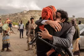 Binh sỹ thuộc lực lượng ủng hộ Chính phủ Yemen sau khi được trả tự do theo chương trình trao đổi tù nhân tại Taiz, Yemen ngày 1/6. (Nguồn: AFP/TTXVN)