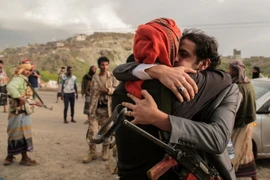 Binh sỹ thuộc lực lượng ủng hộ Chính phủ Yemen sau khi được trả tự do theo chương trình trao đổi tù nhân tại Taiz, Yemen ngày 1/6. (Nguồn: AFP/TTXVN)