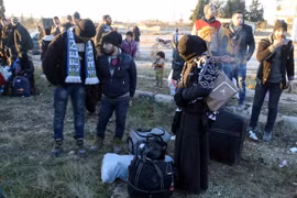 Người dân Syria sơ tán khỏi các khu vực từng do quân nổi dậy kiểm soát ở Aleppo tới khu vực Khan al-Assal, phía tây thành phố ngày 15/12. (Nguồn: AFP/TTXVN)