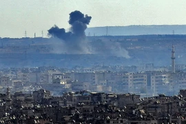  Khói bốc lên trong các cuộc giao tranh giữa quân đội Chính phủ Syria và lực lượng nổi dậy ở ngoại ô Aleppo ngày 3/12. (Nguồn: AFP/TTXVN)
